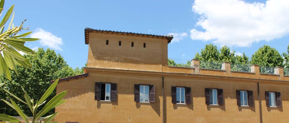 للاتّصال بنا