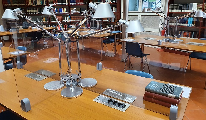 تضمّ قاعة المطالعة كتبًا ومصنّفات لا غِنى عنها في مجال البحث العلميّ